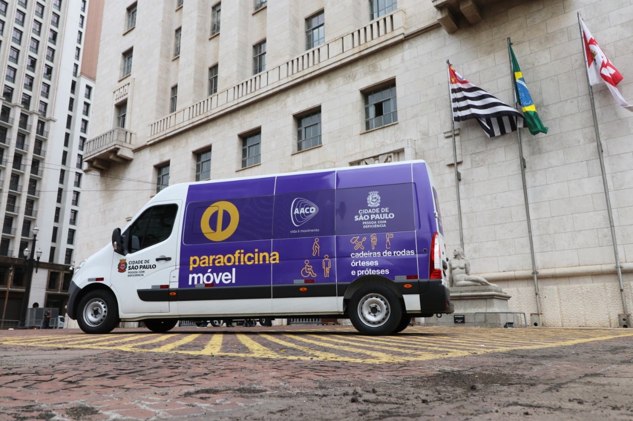 Paraoficina Móvel estacionada em frente ao prédio da Prefeitura.