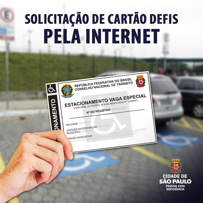 foto de plano de fundo um estacionamento com vagas reservadas. Primeiro plano, uma mão segura um Cartão Defis. No topo da imagem, destaque para o texto: Solicitação de Cartão Defis pela internet. Rodapé, o logotipo: Cidade de São Paulo Pessoa com Deficiência. 