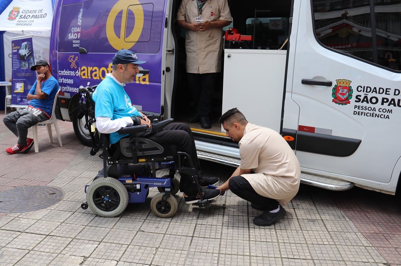 Secretário Cid Torquato arruma a sua cadeira de rodas motorizada perto da van.