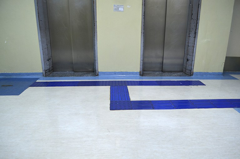 entrada dos elevadores com piso tátil