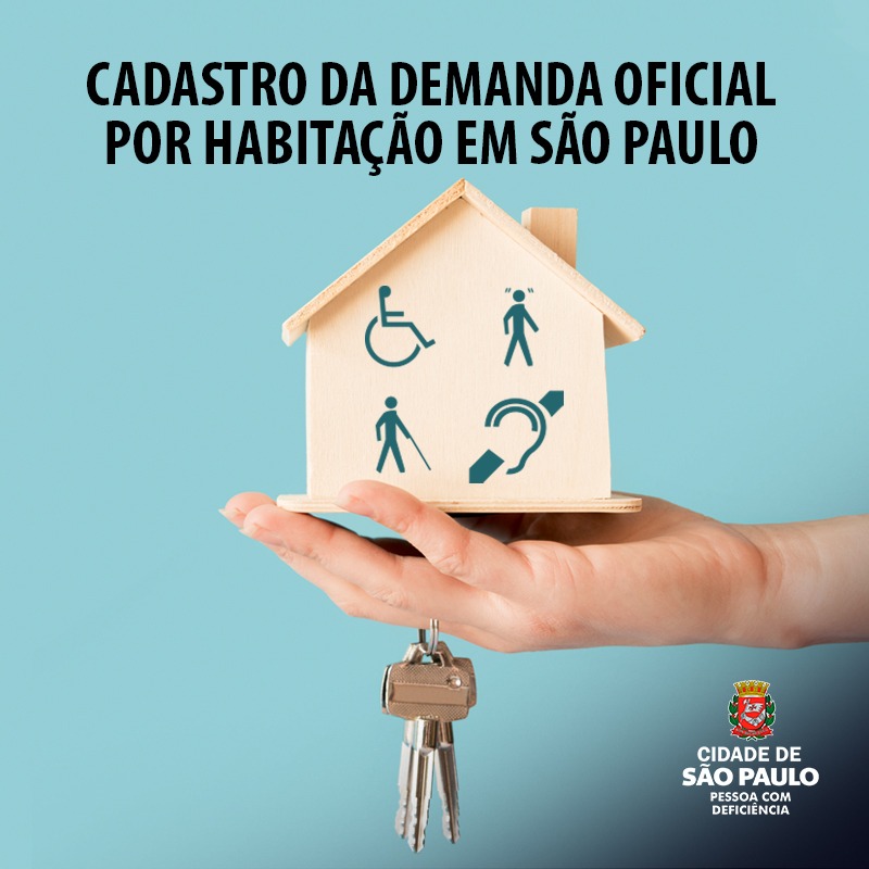 plano e fundo na cor azul claro, uma mão segura uma casinha e entre os dedos da pessoa tem uma chave. Na frente da casa, na parede, tem o desenho com símbolos de acessibilidade. No topo da imagem, destaque para o texto: Cadastro na demanda oficial por habitação em São Paulo. 