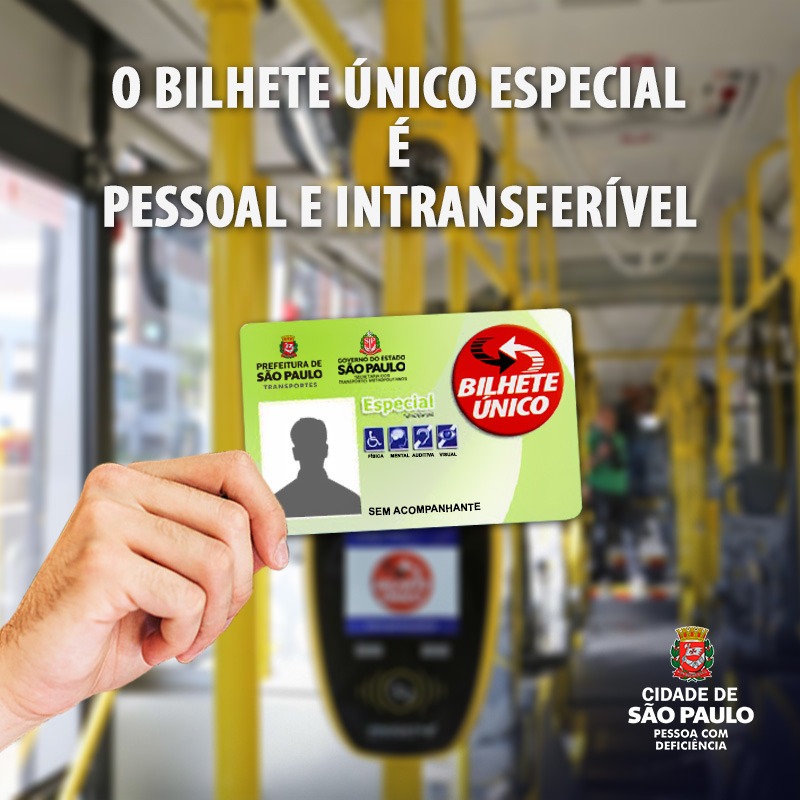 plano de fundo, um pouco desfocado, o interior de um ônibus vazio com bancos e uma catraca. Sobre a foto, acima, o texto: O Bilhete Único Especial é pessoal e intransferível. Próximo ao rodapé, uma mão segura um bilhete único especial sem foto. Rodapé, lado direito, o logotipo Cidade de São Paulo Pessoa com Deficiência.