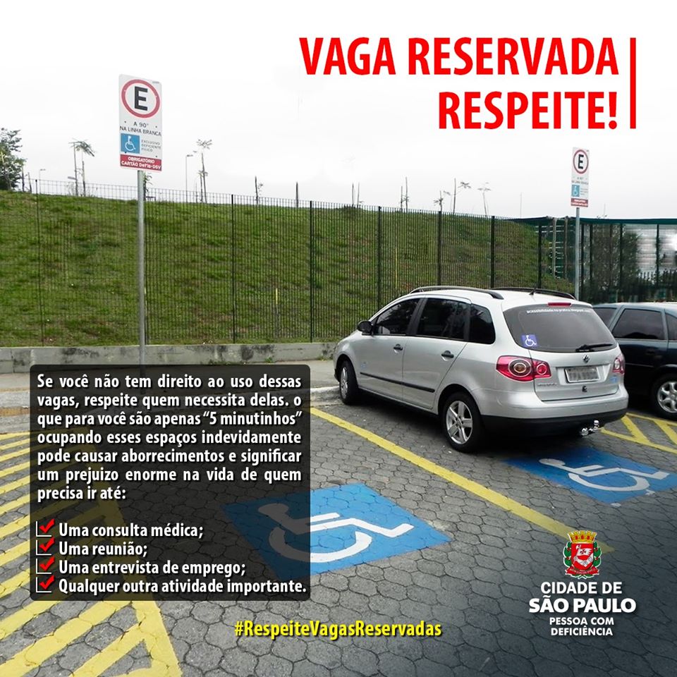 plano de fundo a foto de um estacionamento. Dois carros estacionados, um deles está em uma vara reservada com um adesivo sinalizando. Sobre a foto, o texto que está na publicação. Rodapé, lado direito, logotipo Cidade de São Paulo Pessoa com Deficiência. 