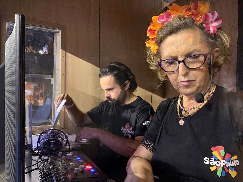  Dois audiodescritores na cabine da audiodescrição, Livia Motta e César da Ver com Palavras.