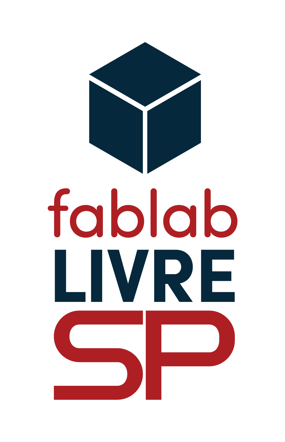 Logotipo que demonstra um cubo com suas laterais não unificadas na coloração azul em cima dos dizeres "FabLab Livre" encontrados na coloração azul e vermelha, sobrepondo um fundo branco.