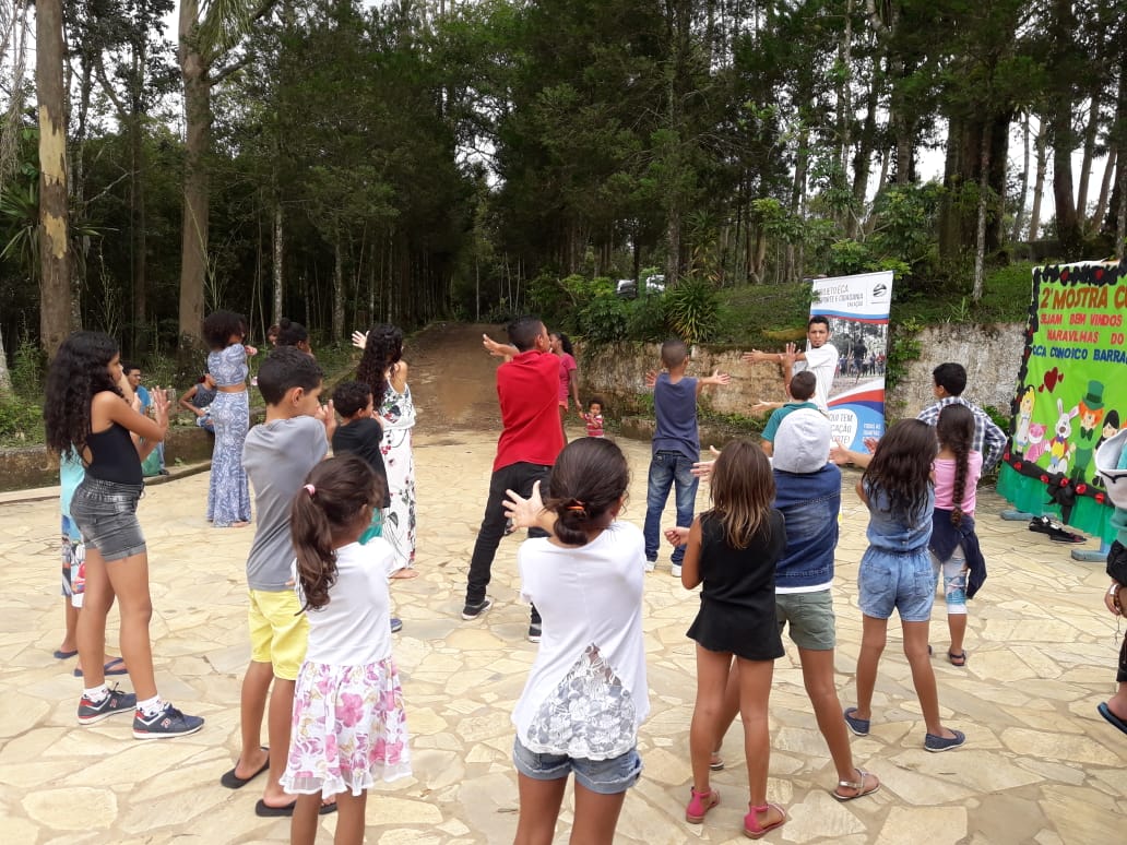 CRIANÇAS EM AQUECIMENTO PARA RODA DE CAPOEIRA