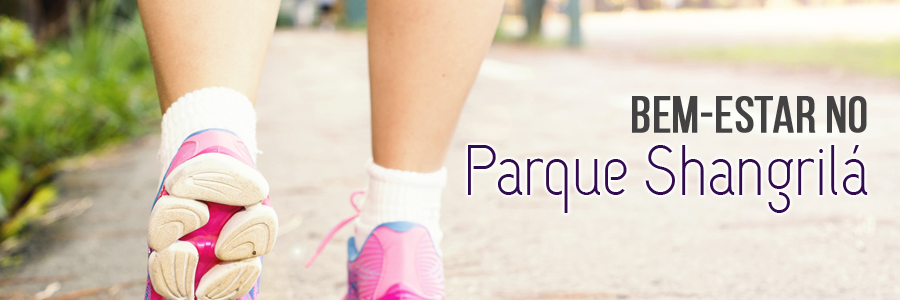 Fotografia com destaque para o tornozelo e os pés de uma mulher caminhando em um parque. À direita, estão os dizeres: 