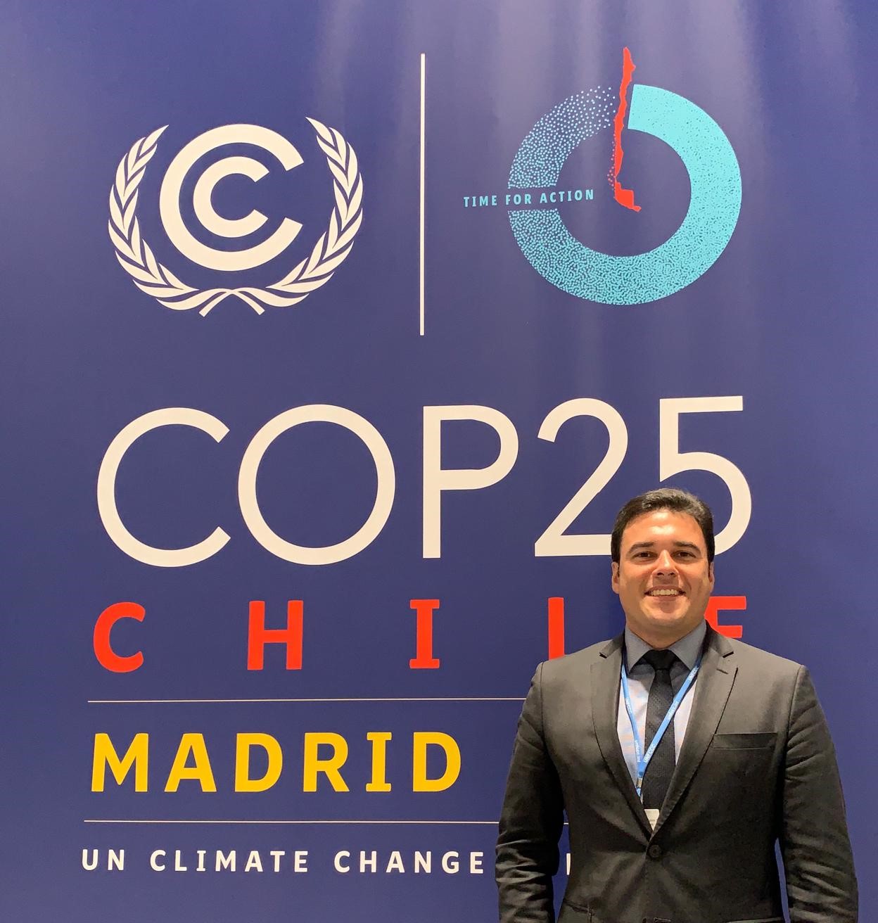 Secretário de Relações Internacionais, Luiz Alvaro, posa com o cartaz da COP 25