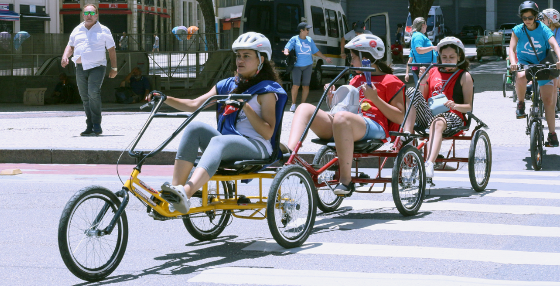 participantes do bike tour atravessam o farol da praça patriarca, centro de SP. 