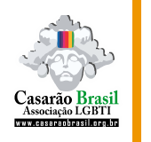 Logo da instituição formado por uma ilustração de uma máscara ritualística com uma bandeira LGBT acima da testa. Abaixo está escrito Casarão Brasil Associação LGBT. Mais abaixo, há uma tarja preta com o texto em branco www.casaraobrasil.org.br