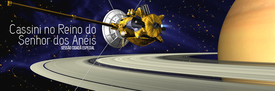 Ilustração da sonda Cassini próxima ao planeta Saturno, localizado à direita da imagem sobre um fundo azul-escuro e estrelado. À esquerda, estão os dizeres 