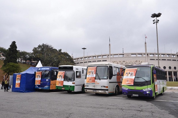 #PraCegoVer: Na foto, os veículos que seão utilizados no serviço Castramóvel estão estacionados em frente ao Estádio do Pacaembu, na Pracha Charles Miller, no lançamento do serviço.