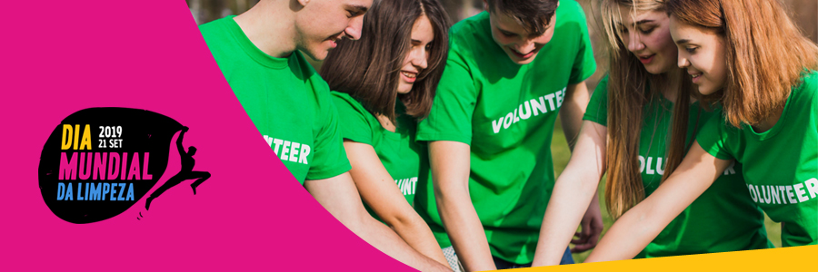 Fotografia de voluntários durante o Dia Mundial da Limpeza com o logo do evento aplicado à direita.