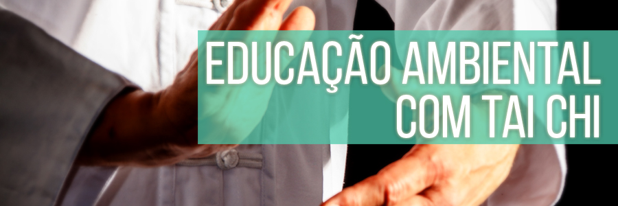 Fotografia com foco nas mãos e no peito de uma pessoa praticando tai chi com um kimono branco. À direita, estão os dizeres 