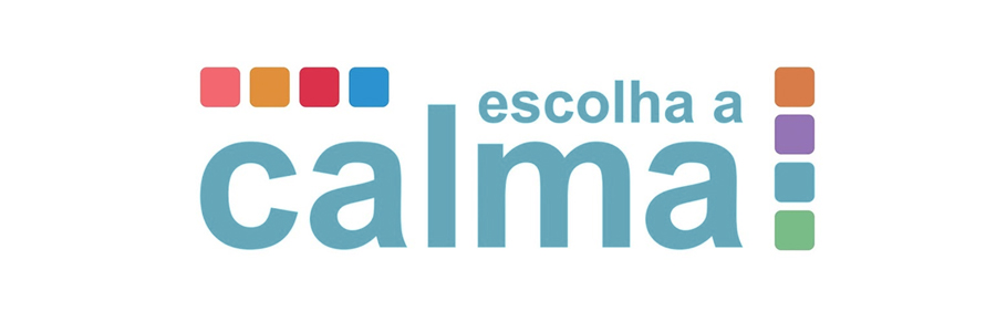 Imagem com fundo branco. Ao centro, está o logo da campanha "Escolha a Calma" em letras da cor azul-claro.