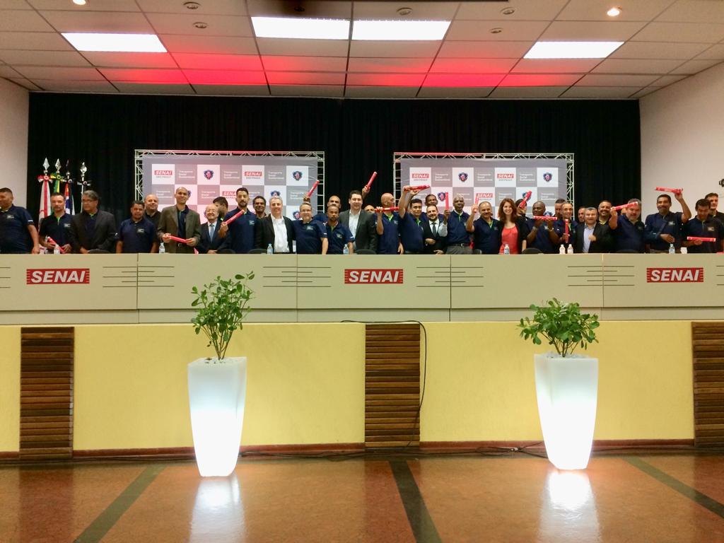 Todos posando para a foto com seus canudos na formatura