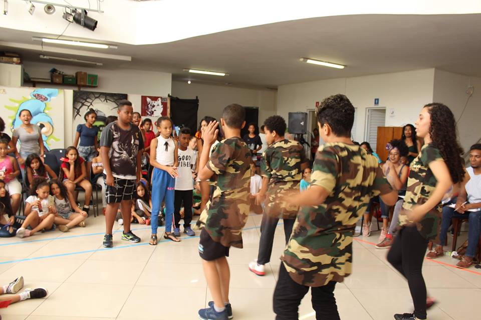 Na Casa de Cultura do Itaim Paulista, crianças competem dançando 