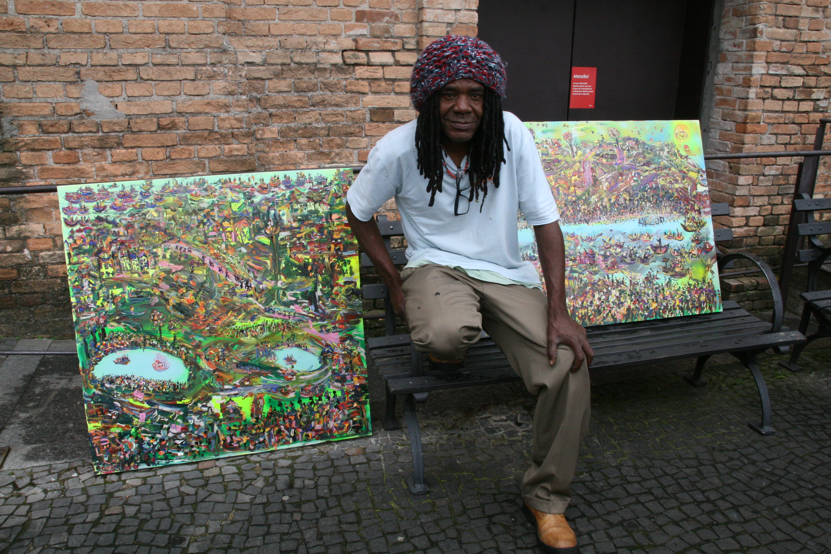 Artista e convivente Rogério com sua tela pintada