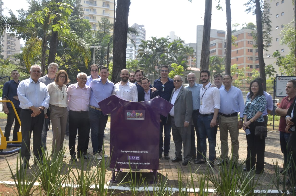 Autoridades e convidados do lançamento do programa posam para foto