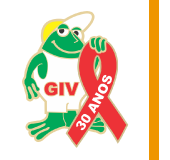 Logo do GIV, composto pela ilustração de um sapo em pé na cor verde, vestido com um boné amarelo e usando uma camiseta regata e um shorts branco, sendo que a camiseta tem o nome da instituição todo em maiúsculo e na cor vermelha. O sapo segura o laço vermelho símbolo da Aids com a mão direita e dentro do laço há em branco o texto 30 anos.