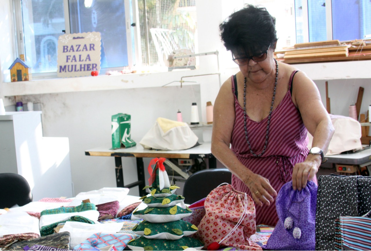 Os trabalhos originados nas oficinas são comercializados em um bazar