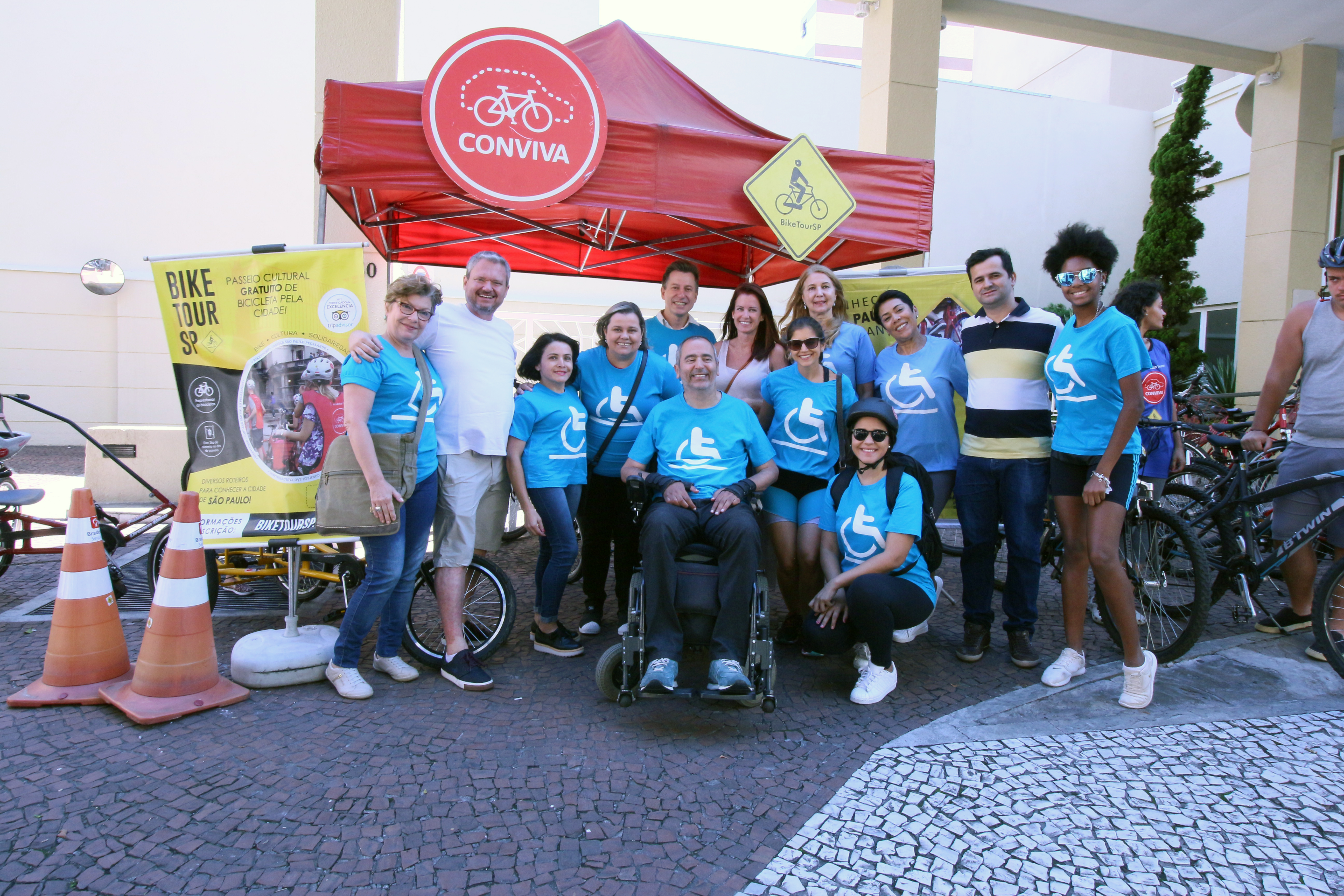 13 pessoas reunidas no ponto do bike tour. Entre elas, o Secretário Cid Torquato e a Secretária Priscilla Gaspar.