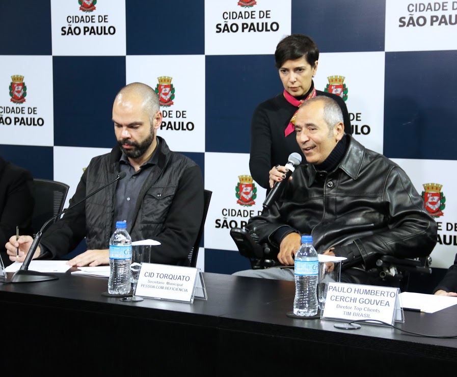 Na sala da imprensa, atrás de uma mesa, secretário da SMPED Cid Torquato fala ao microfone. 