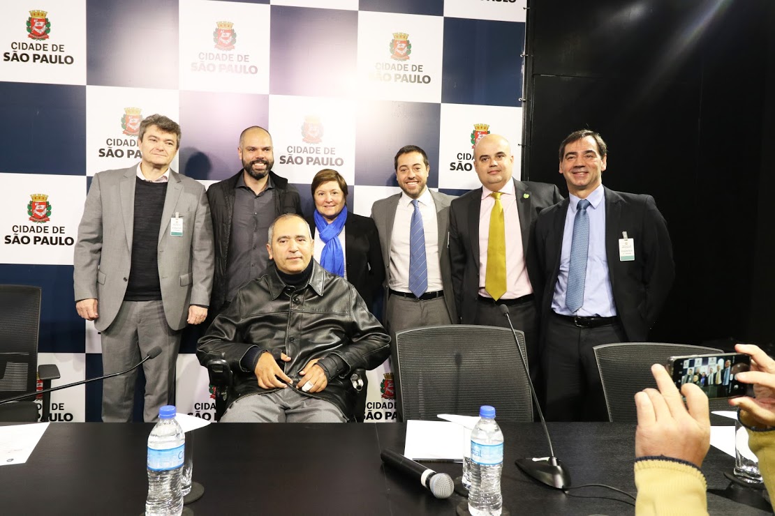 Mais de seis pessoas na foto, autoridades e o prefeito Bruno Covas com o secretário Cid Torquato.