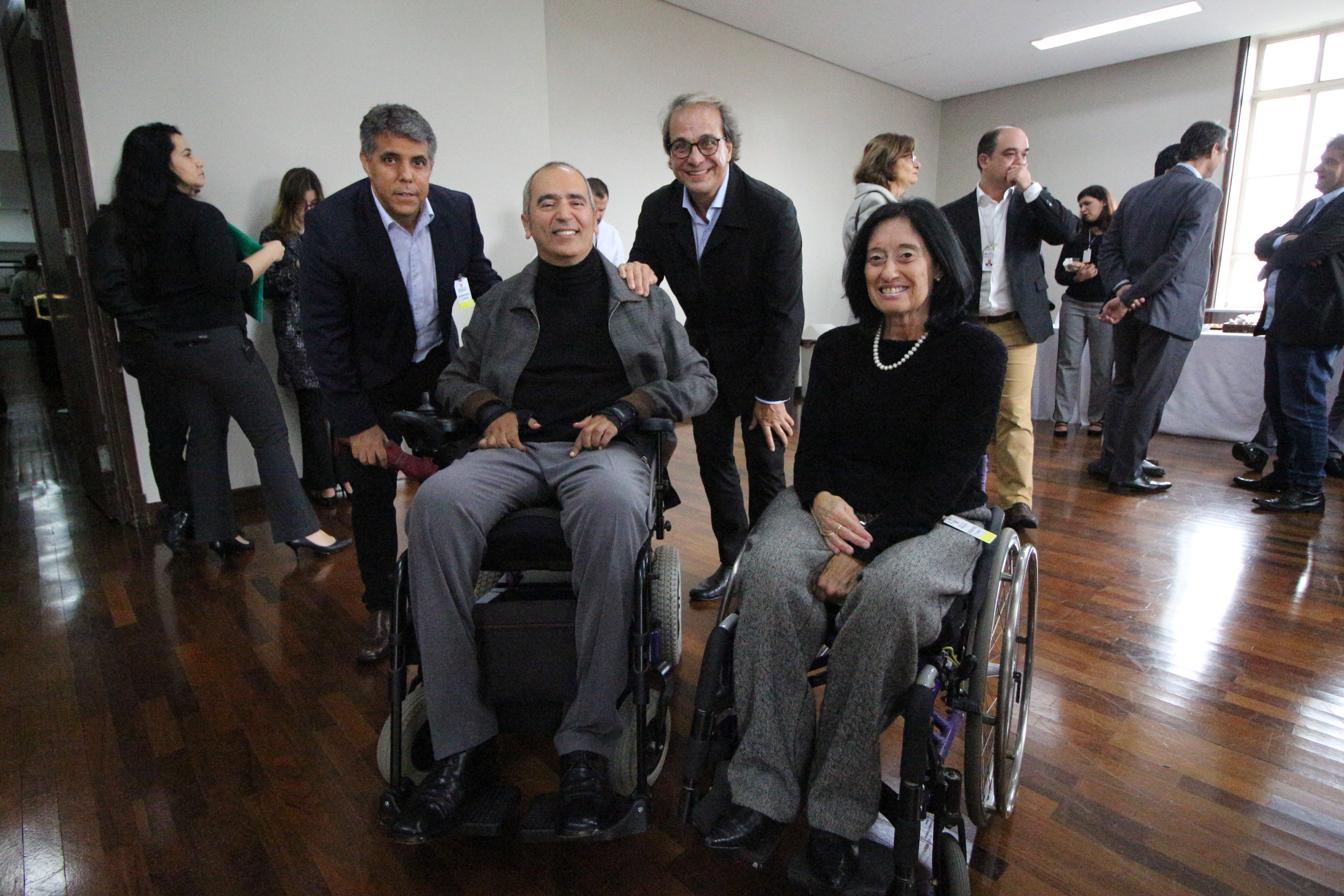 mais de seis pessoas na foto, entre elas o secretário Cid Torquato com a secretária de Estado dos Direitos da Pessoa com Deficiência Célia Leão. 