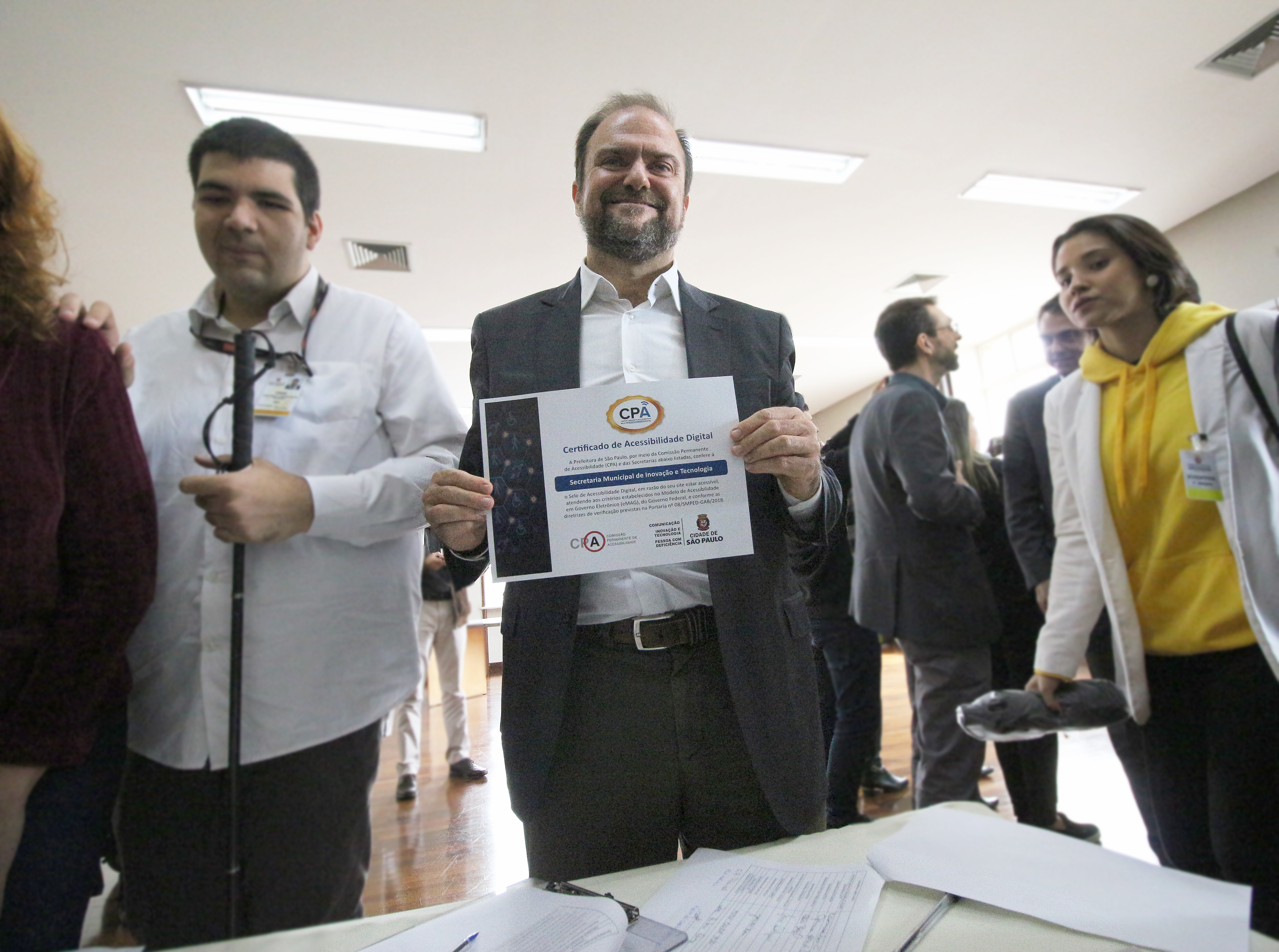 O secretário municipal de Tecnologia e Inovação Daniel Annenberg segura o certificado do Selo Digital nas mãos. 