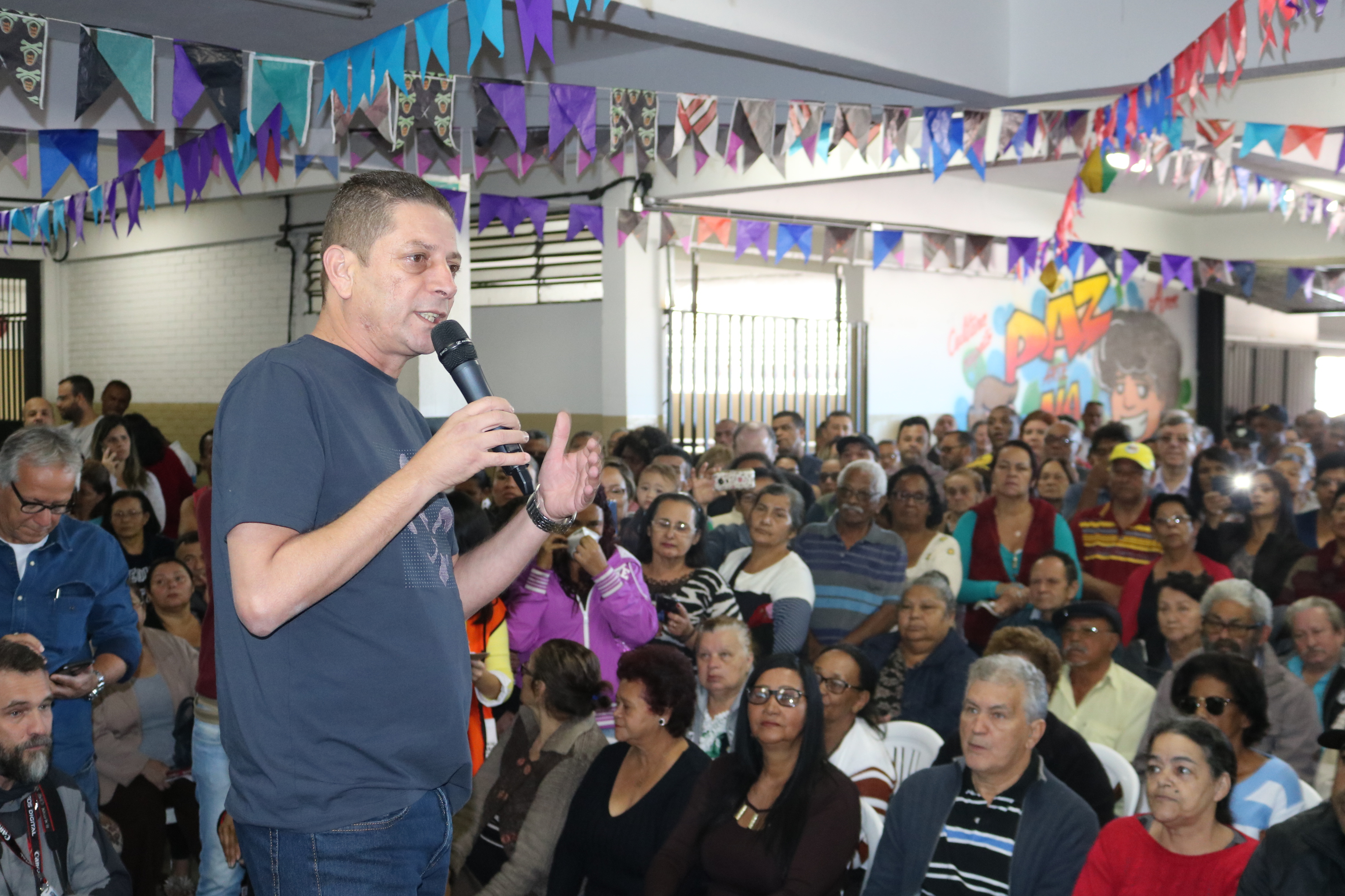 Imagem do Secretário Municipal de Habitação, João Farias discursando