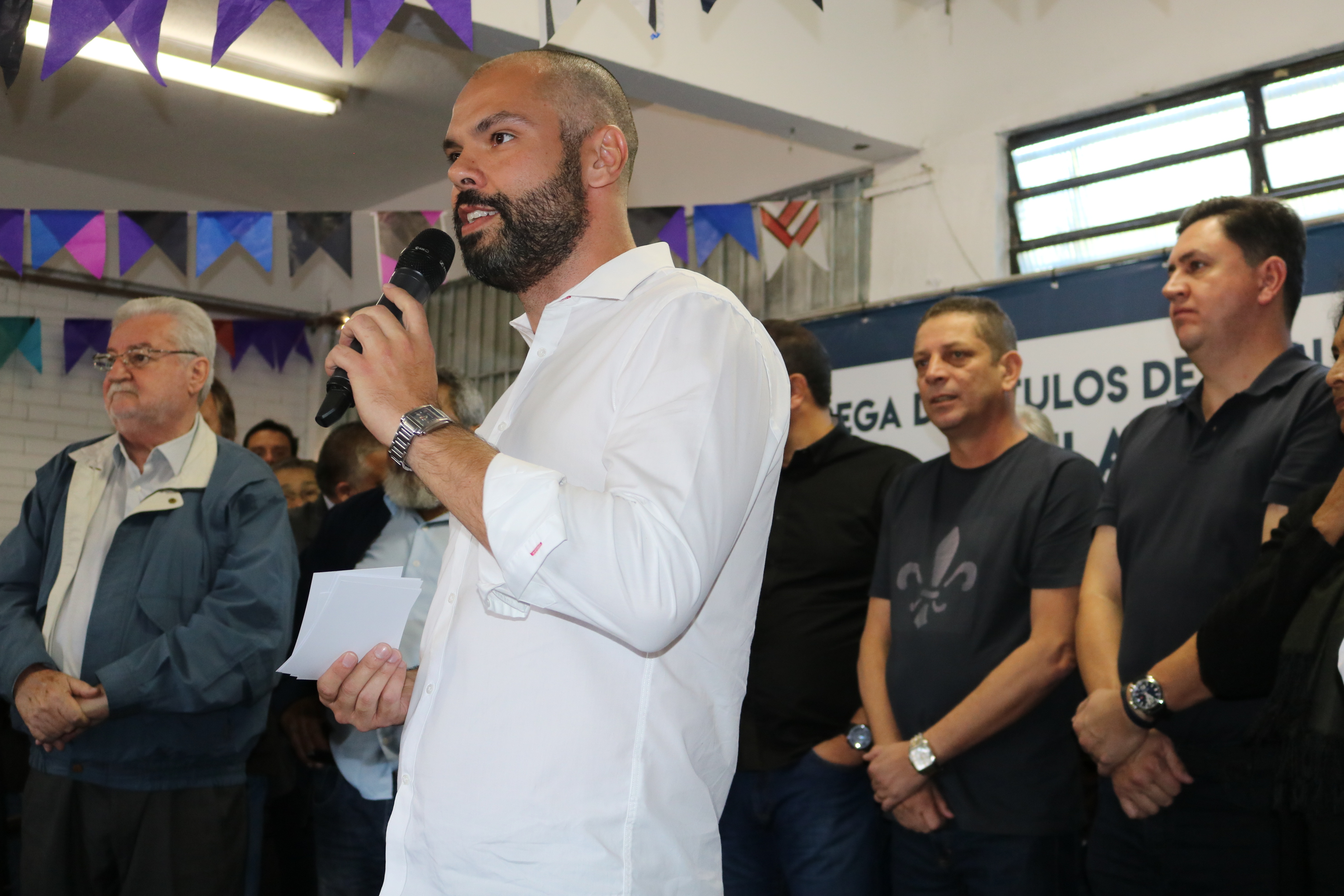 Imagem do prefeito Bruno Covas discusando durante evento