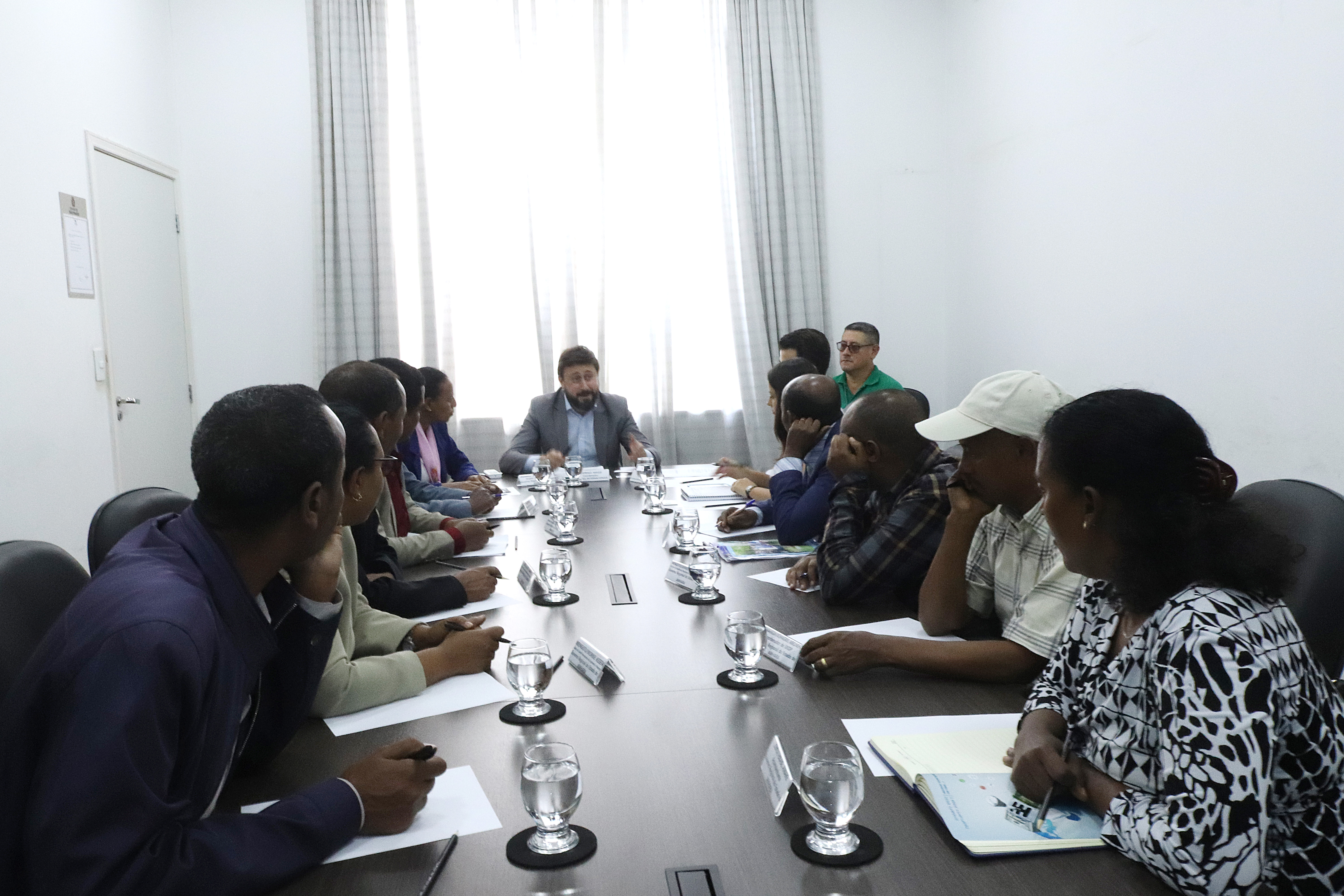 Rodrigo Massi em reunião com a delegação internacional
