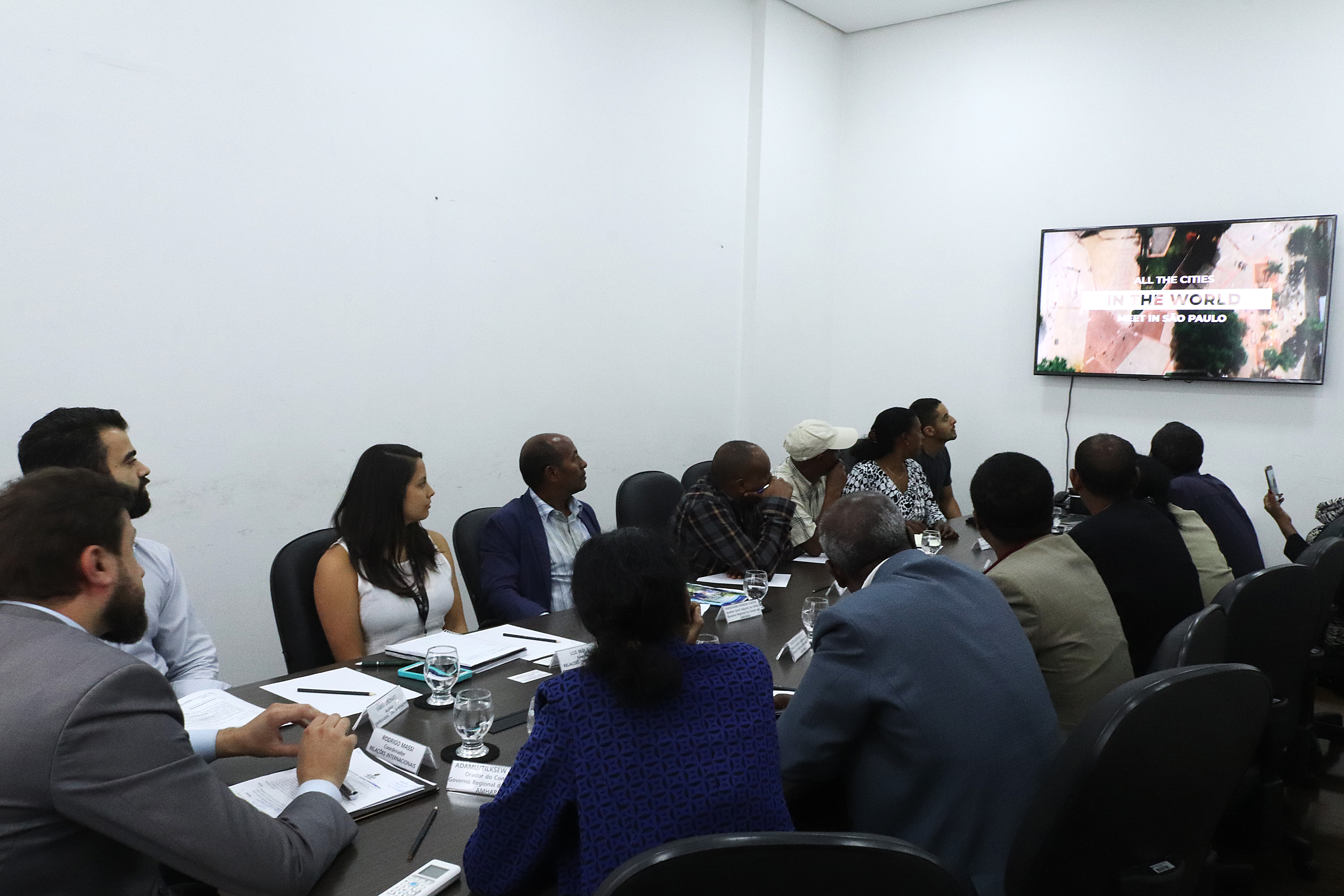 Rodrigo Massi em reunião com a delegação internacional