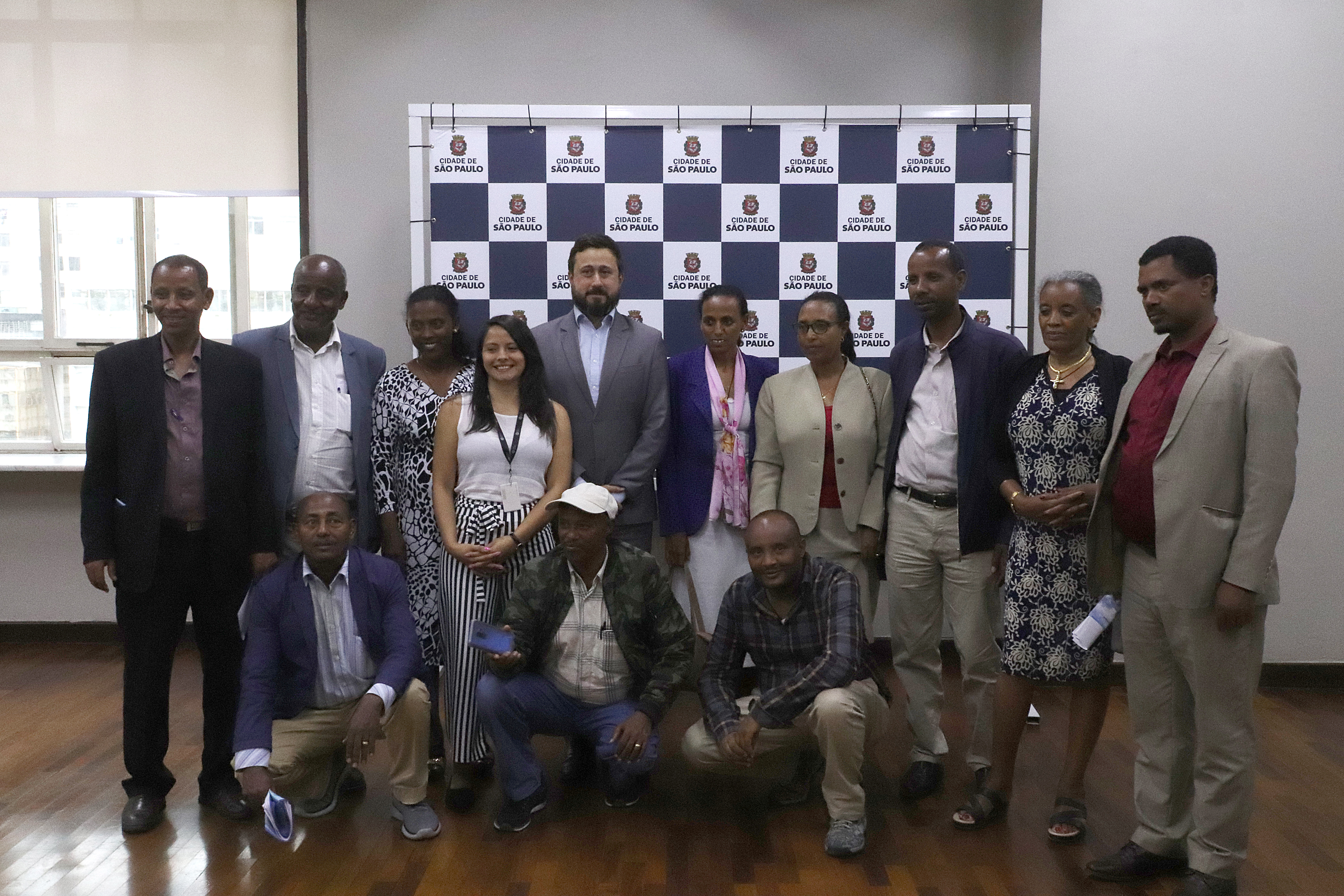 Participantes da reunião posando para a foto