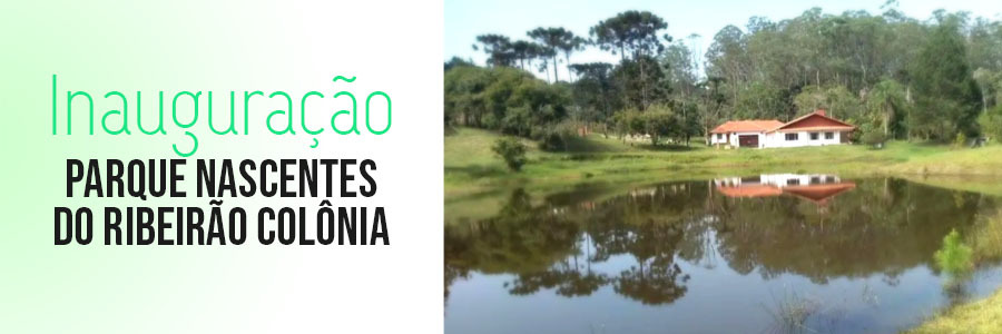 Fundo degradê verde e branco, com os dizeres no lado esquerdo: "Inauguração", na cor verde e em preto, "Parque Nacentes do Ribeirão Colônia". Ao lado direito, uma foto do parque com um lado, uma casa ao fundo e diversas árvores.