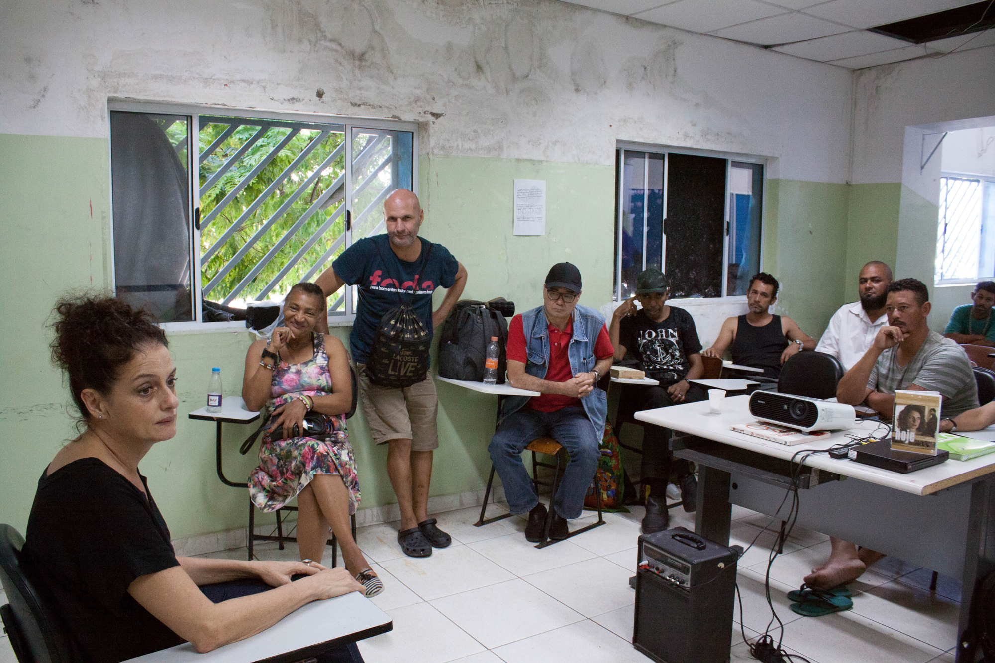 Denise Fraga explica um pouco mais sobre a história do filme enquanto a direita os conviventes a observam.