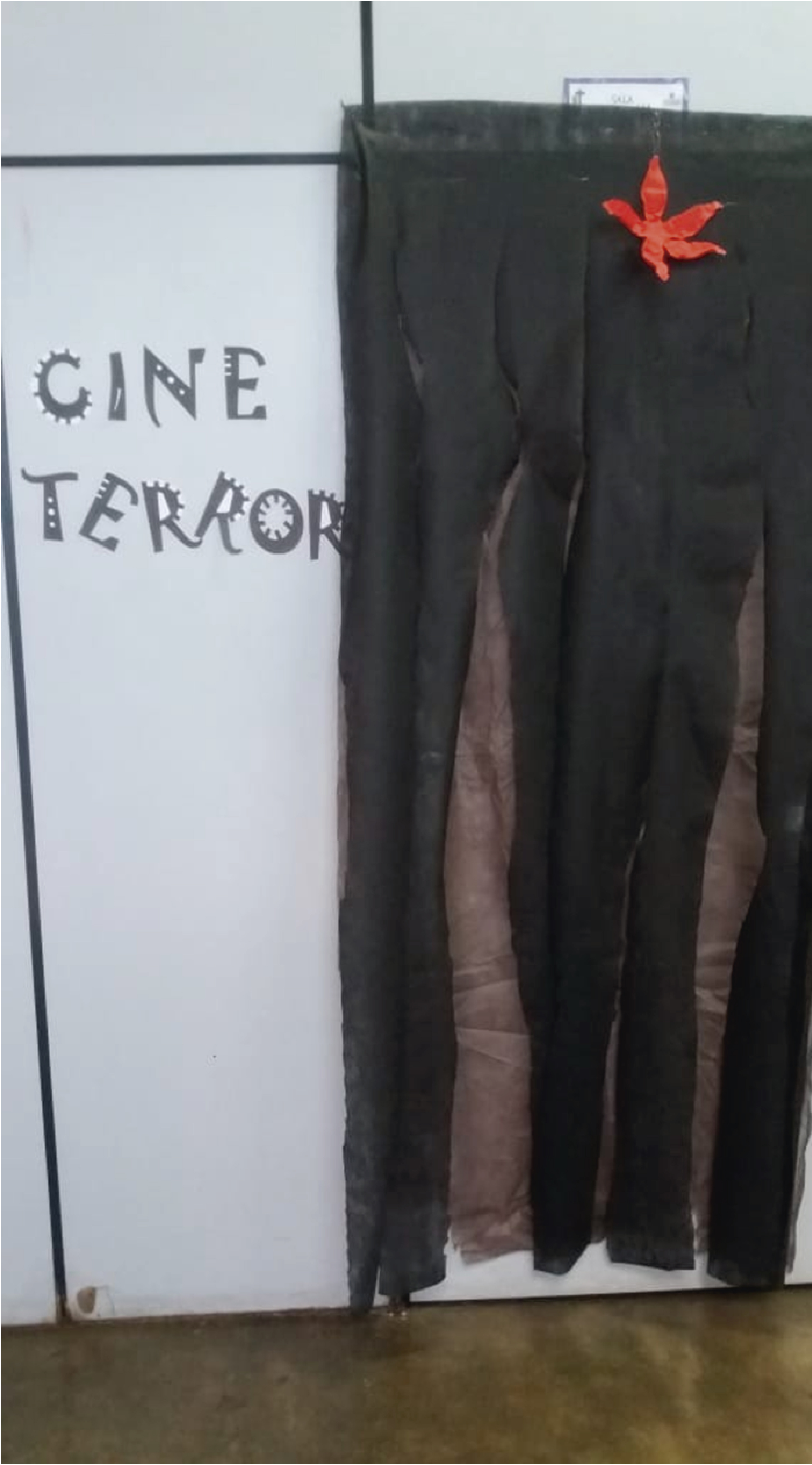 Frase "CineTerror" escrita na parede