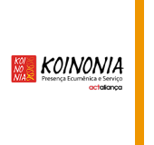 Logo do Koinonia, composto pelo nome da instituição todo em maiúsculo e em preto. Abaixo o texto Prevenção Ecumênica e Serviço. Ao lado esquerdo dessa composição tipográfica, há um quadrado vermelho com o nome Koinonia também todo em maiúsculo, mas separado por sílabas, sendo KOI iniciando, NO logo abaixo e NIA para finalizar. Ao lado direito dessa separação silábica, ainda dentro da caixa, há seis laços da Aids, só que em amarelo, deitados.