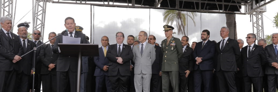 Presidente em exercício, Hamilton Mourão, discursa em palanque no Parque da Independência