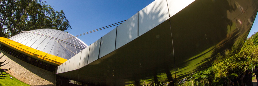 Fotografia da fachada do prédio do Planetário Prof. Aristóteles Orsini, localizado no Parque Ibirapuera.