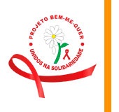 Logo do Projeto Bem Me Quer, formado por uma margarita, com uma pétala quase caindo. Abaixo da flor, o laço vermelho símbolo da Aids. Em volta da flor e do laço há um círculo de palavras escritas em vermelho: Projeto Bem Me Quer, na parte superior do círculo, depois vem um ponto, e segue o texto: Unidos na Solidariedade, na parte de baixo do círculo. Abaixo de toda essa composição há outro laço da Aids, deitado.