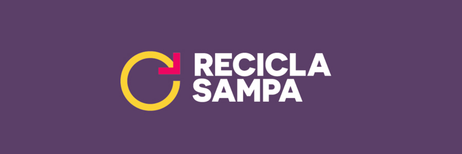 Imagem com fundo roxo. No centro, está o logotipo do movimento Recicla Sampa, composto da seguinte forma: à esquerda, seta redonda com corpo laranja e ponta vermelha; à direita, a frase "Recicla Sampa" escrita na cor branca. 