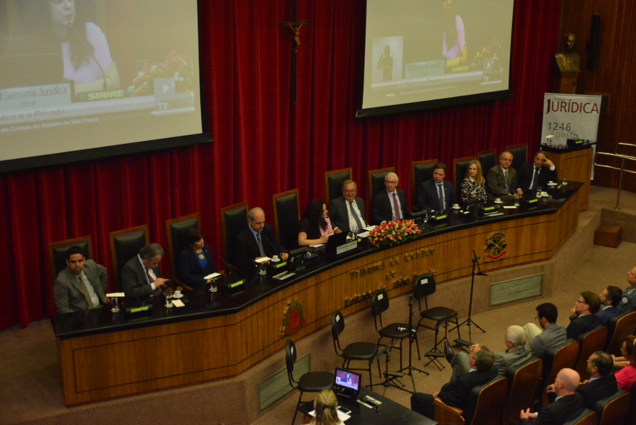 Foto da mesa solene e parte do público da XVII Semana Jurídica no Tribunal de Contas do Estado de São Paulo