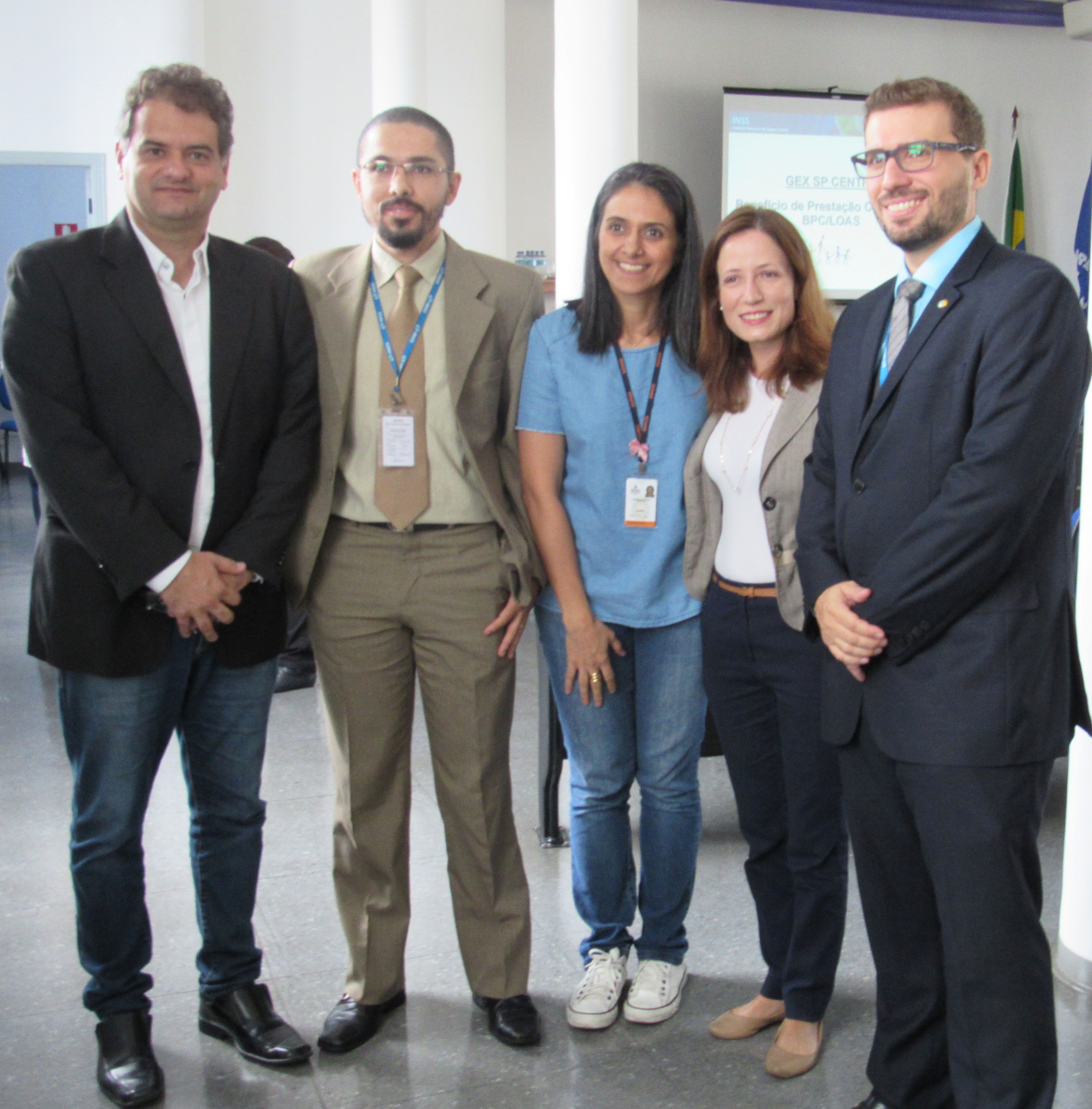 Secretário-adjunto Marcelo Del Bosco ao lado de dois homens e duas mulheres em pose para foto de pé em sala do curso