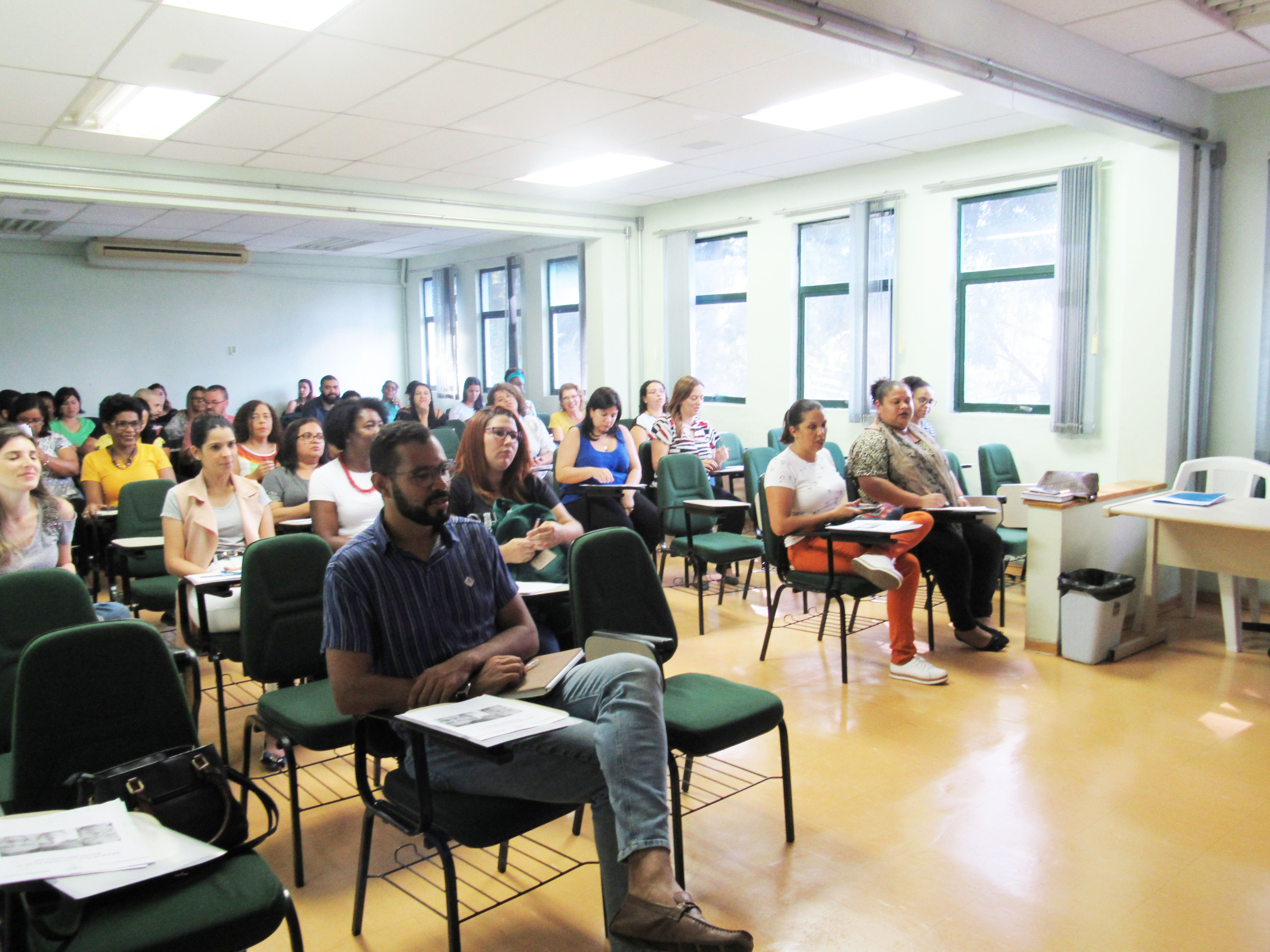 Em sala de aula cerca de trinta pessoas assistem curso da Associação de Pais e Amigos dos Excepcionais