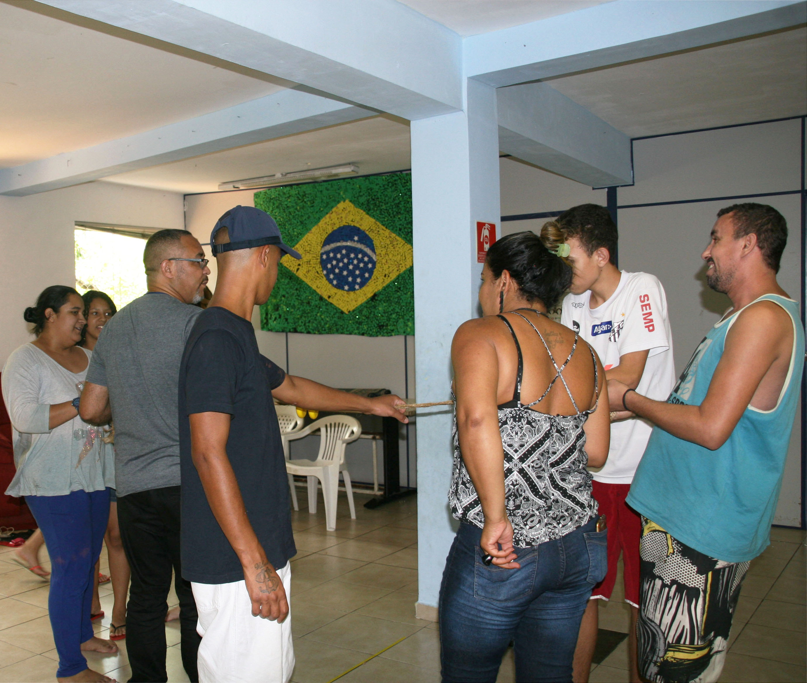 Usuário do serviço em jogo de cabo de guerra junto com outros participantes