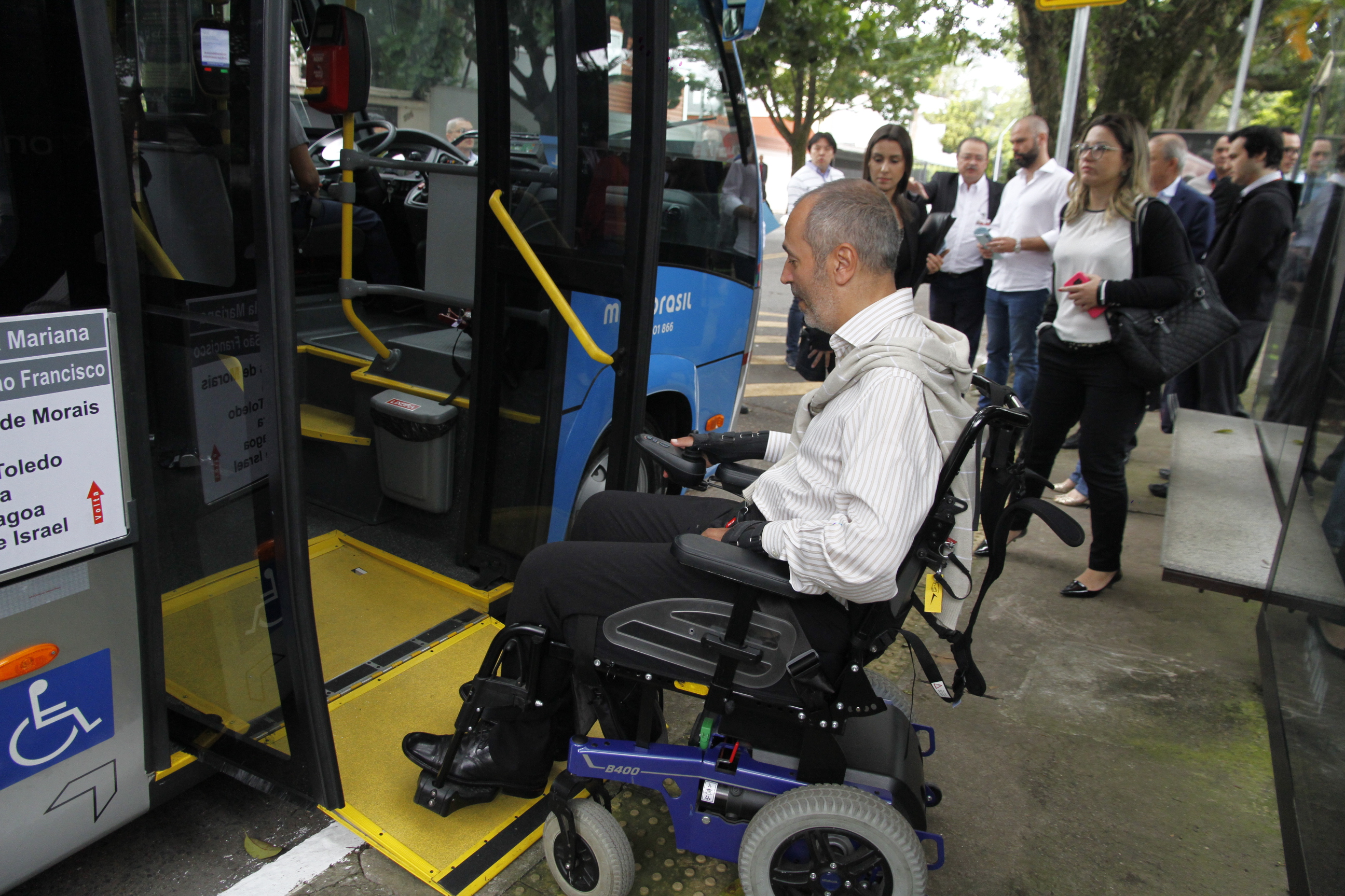 Secretário Cid Torquato subindo pela rampa, no ônibus acessível.