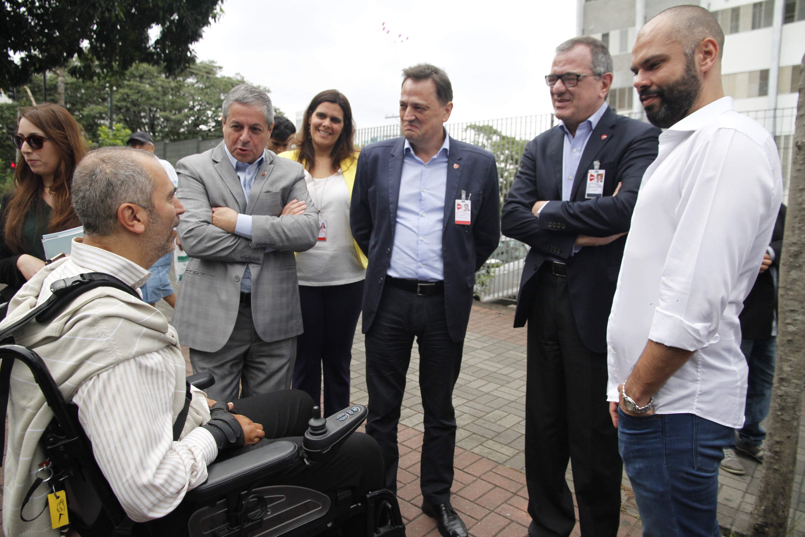 Em uma calçada, com várias pessoas ao redor, Secretário Cid Torquato com o Prefeito Bruno Covas e demais autoridades.