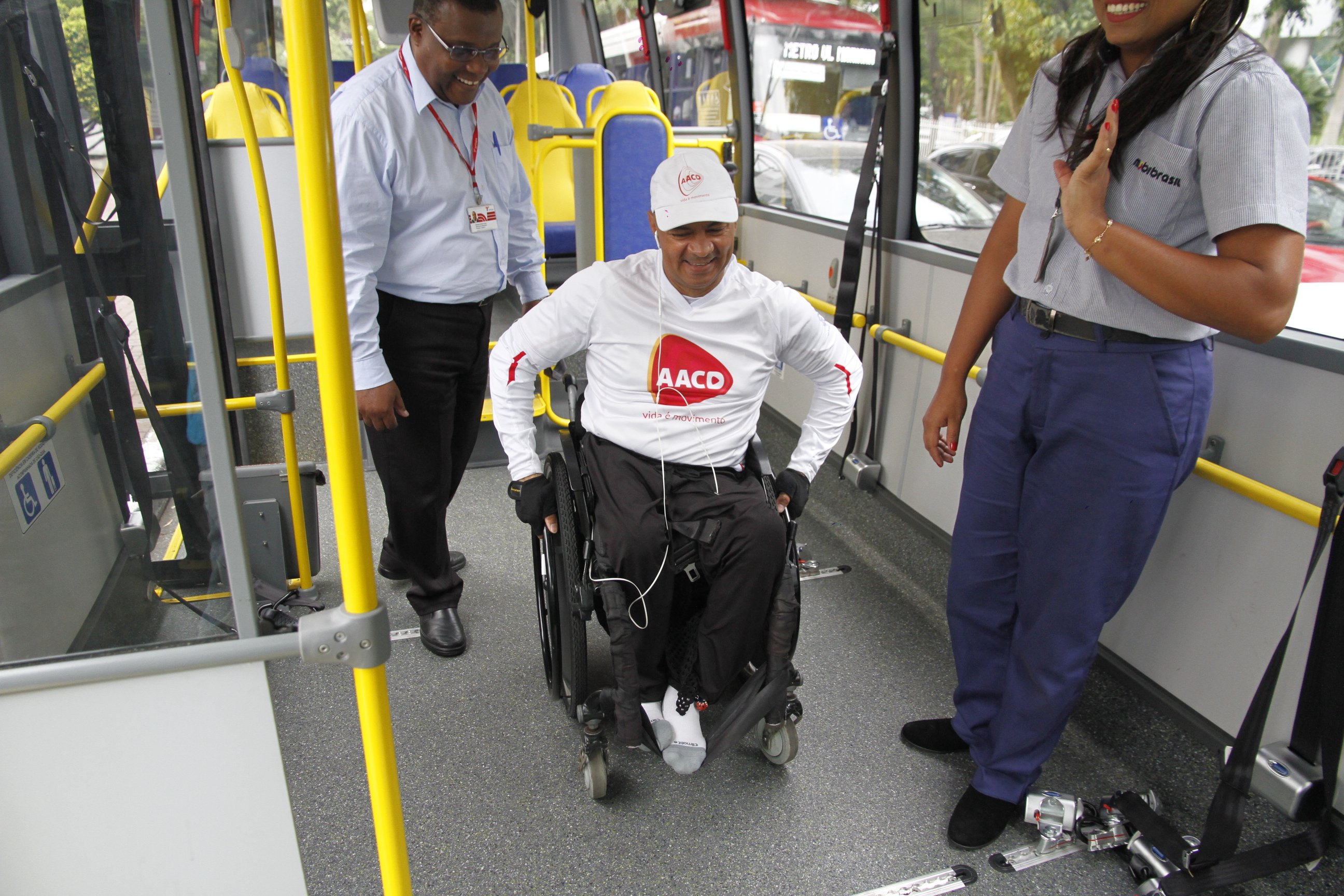 Paciente da AACD, que usa uma cadeira de rodas, dentro do ônibus acessível.